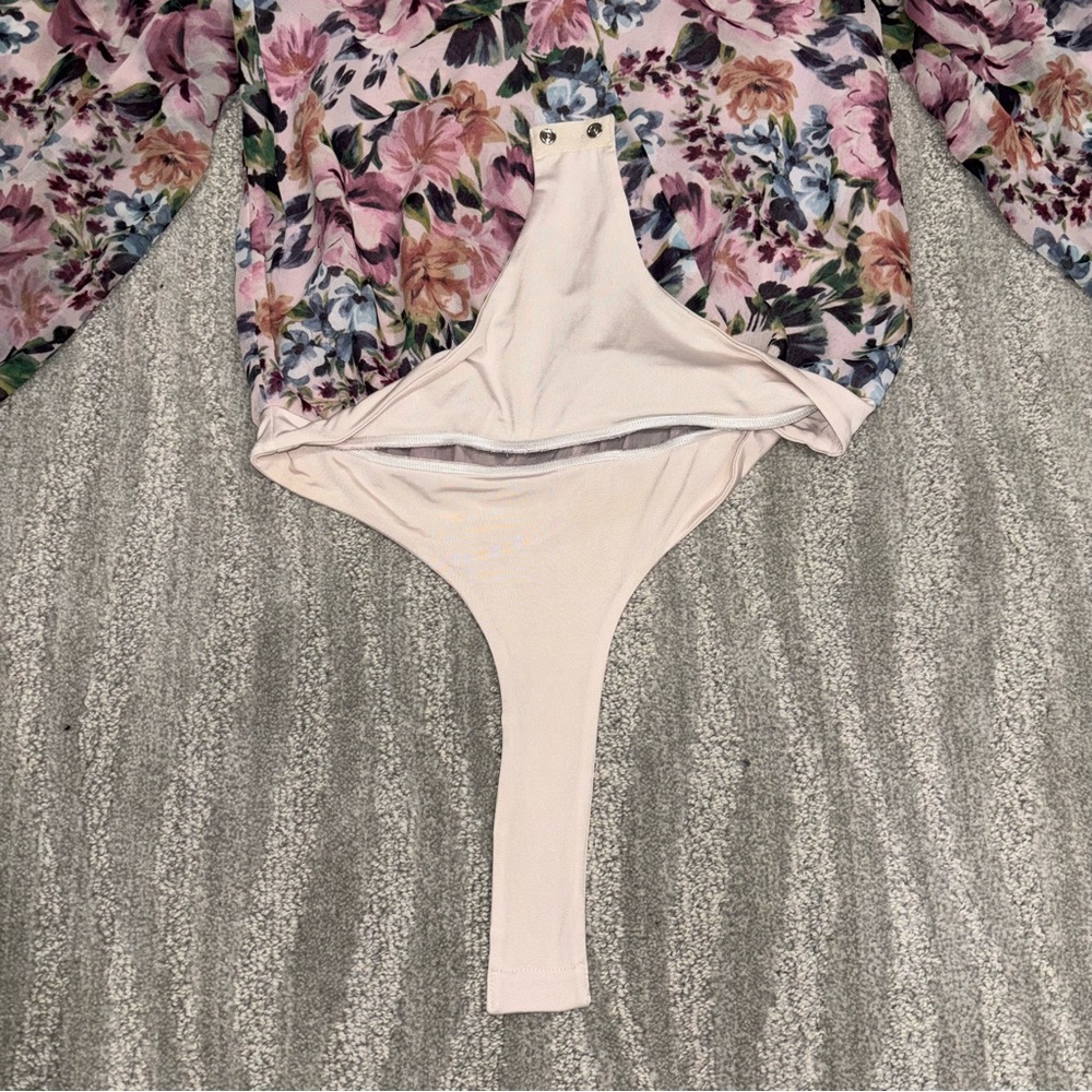 ASTR The Label Surplice Bodysuit Long Sleeve Floral Boho Women’s Size XS - Picture 3 of 6